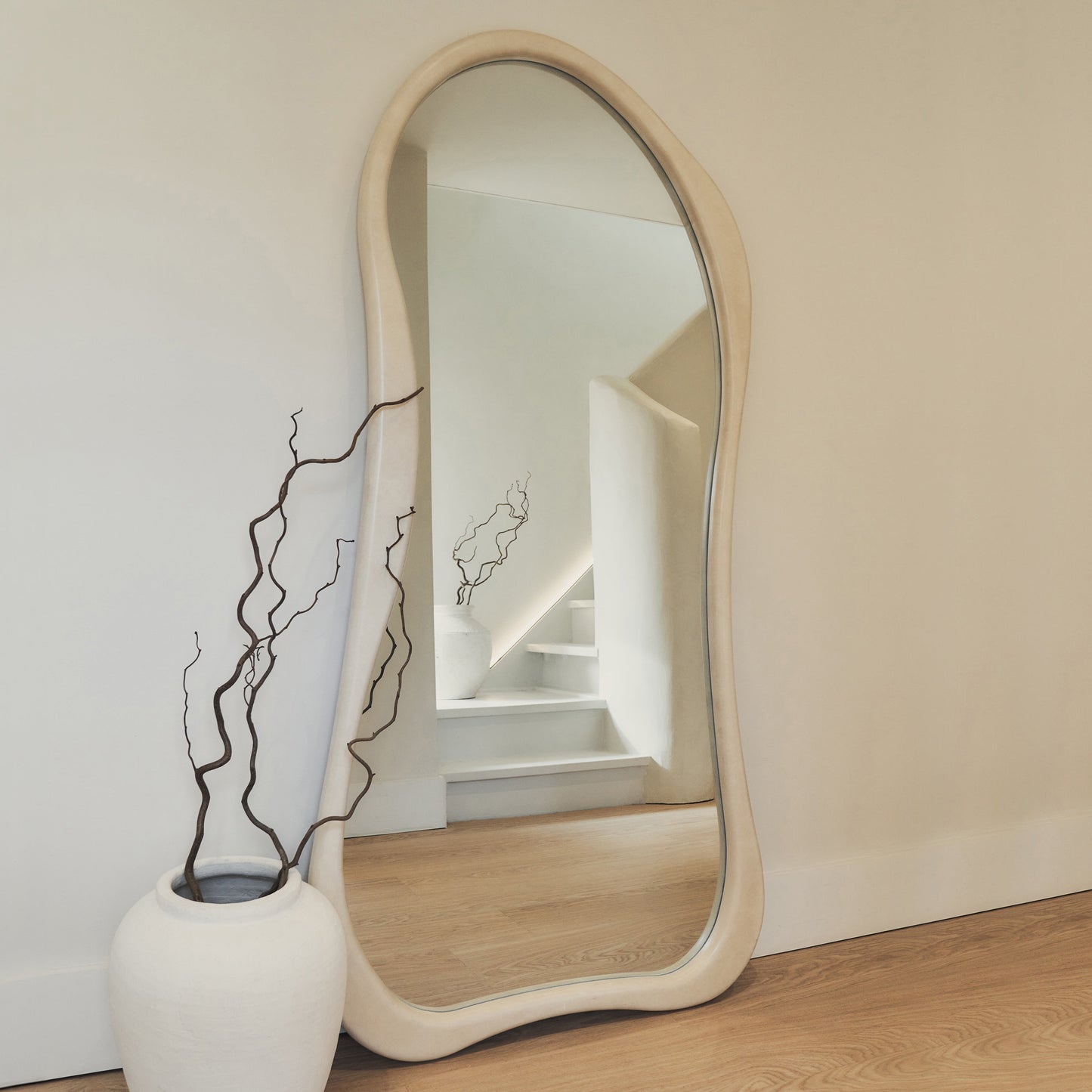Espejo Arcurva – Espejo de cuerpo entero grande e irregular de hormigón (170 cm x 85 cm)