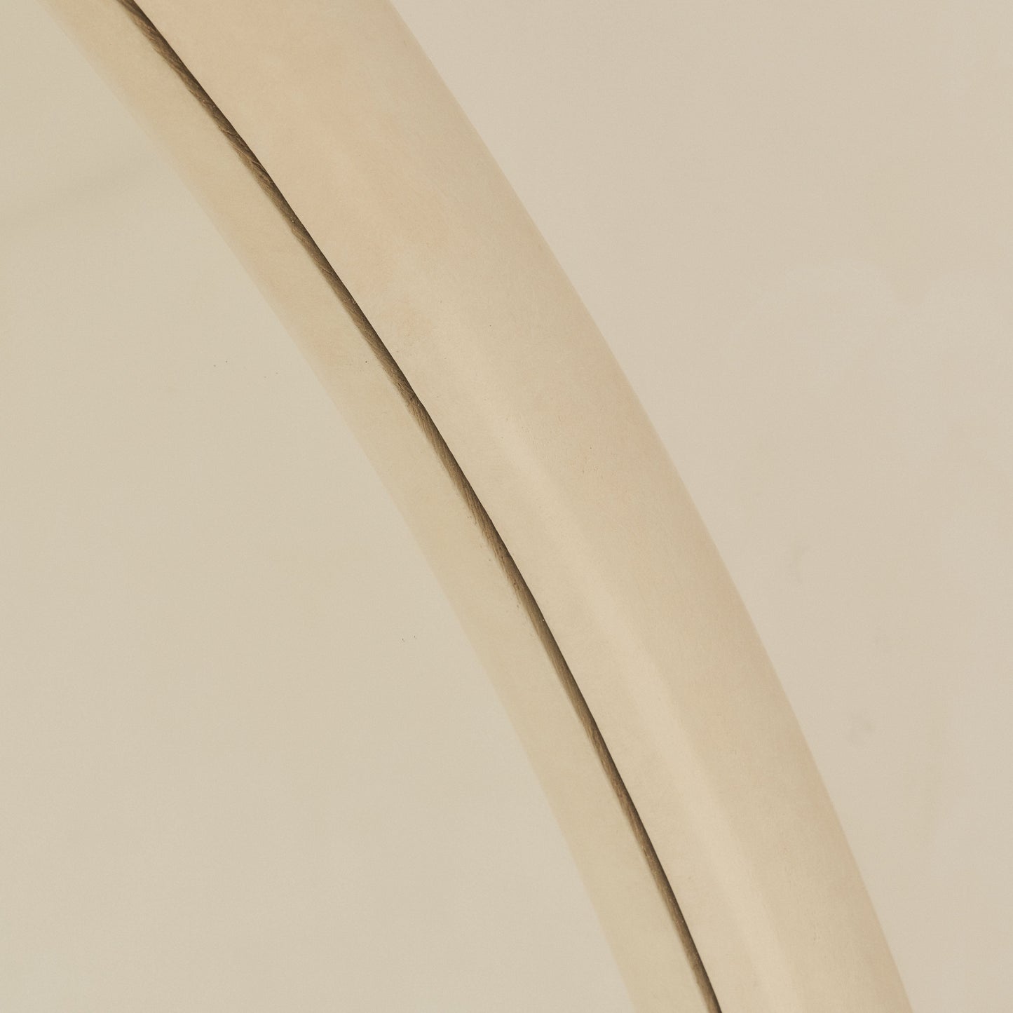 Espejo Amora – Espejo de cuerpo entero curvado extra grande de hormigón (200 cm x 120 cm)