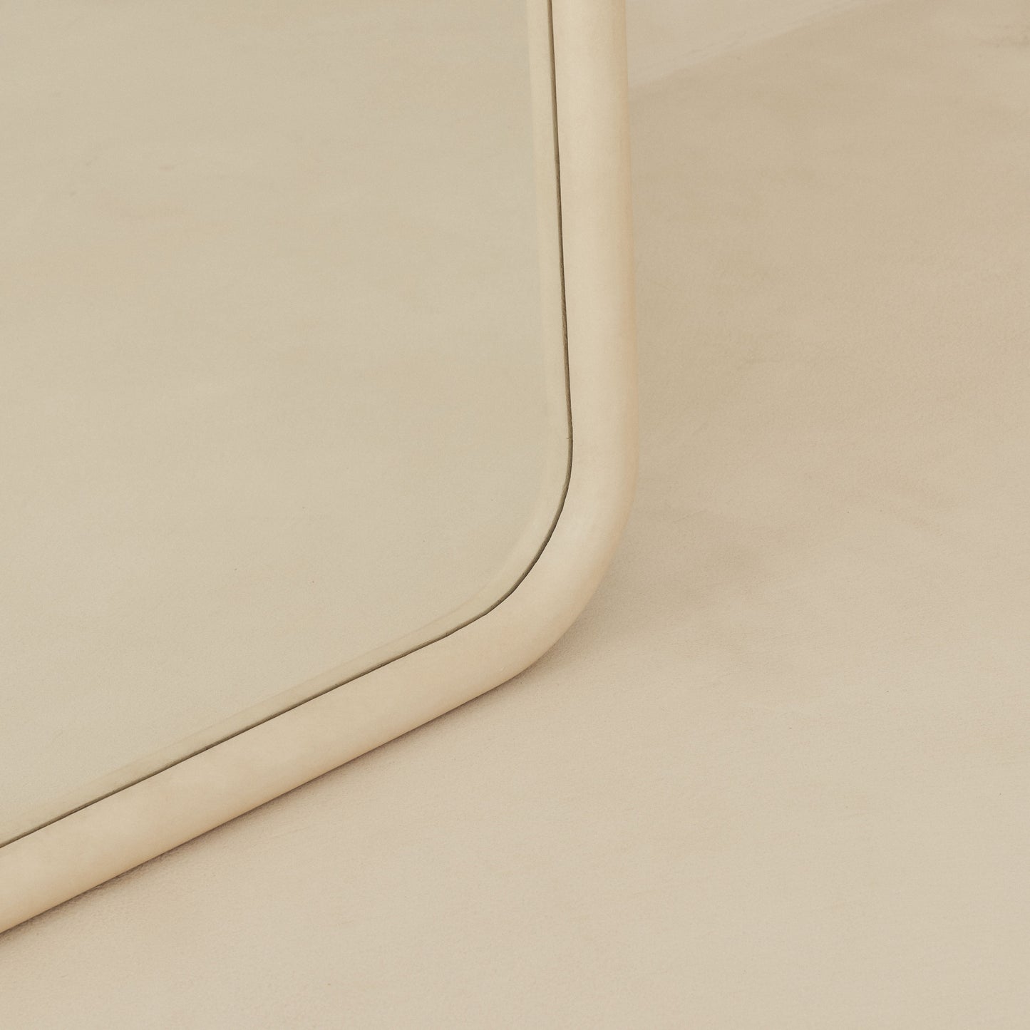 Espejo Amora – Espejo de cuerpo entero curvado extra grande de hormigón (200 cm x 120 cm)