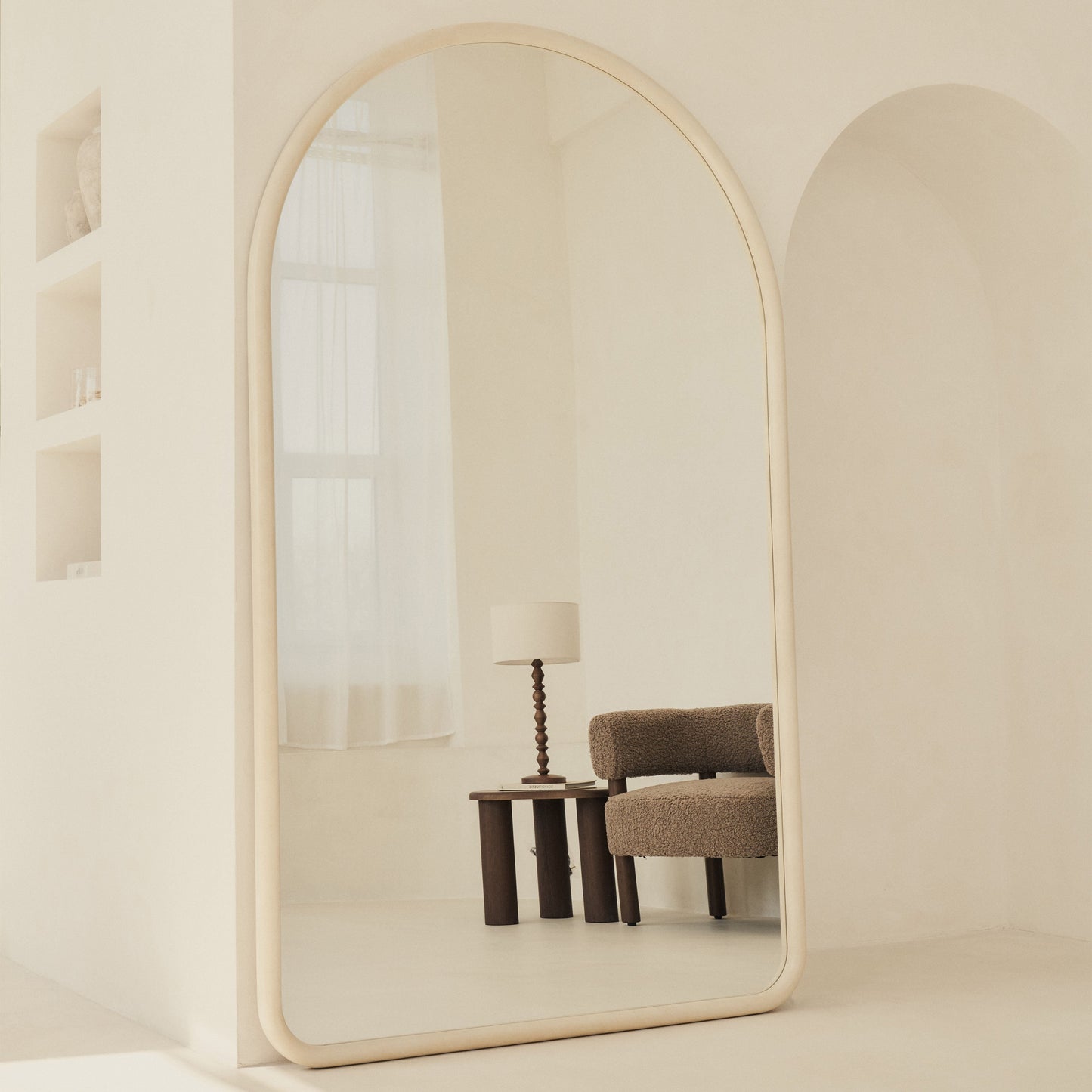 Espejo Amora – Espejo de cuerpo entero curvado extra grande de hormigón (200 cm x 120 cm)