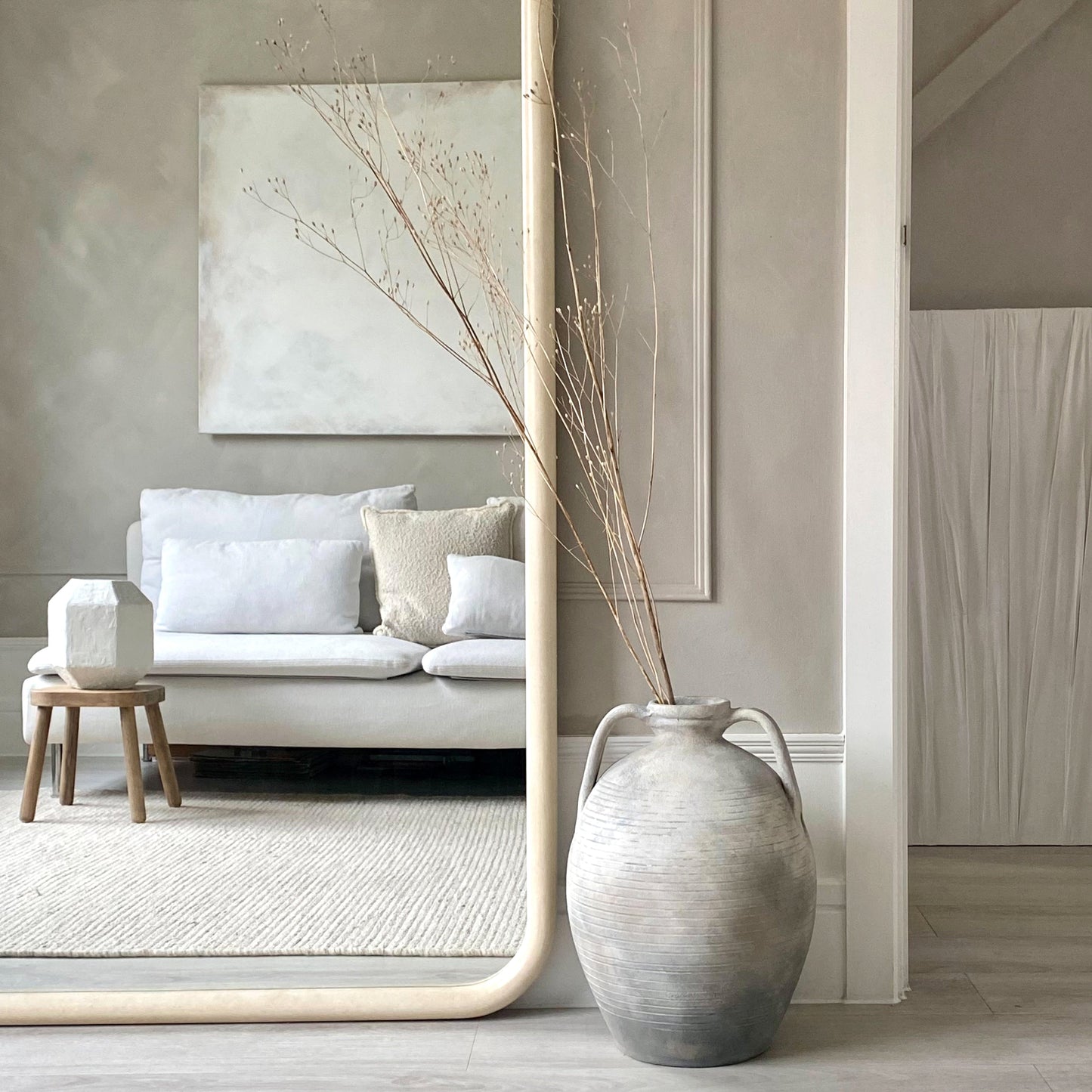 Espejo Amora – Espejo de cuerpo entero curvado extra grande de hormigón (200 cm x 120 cm)