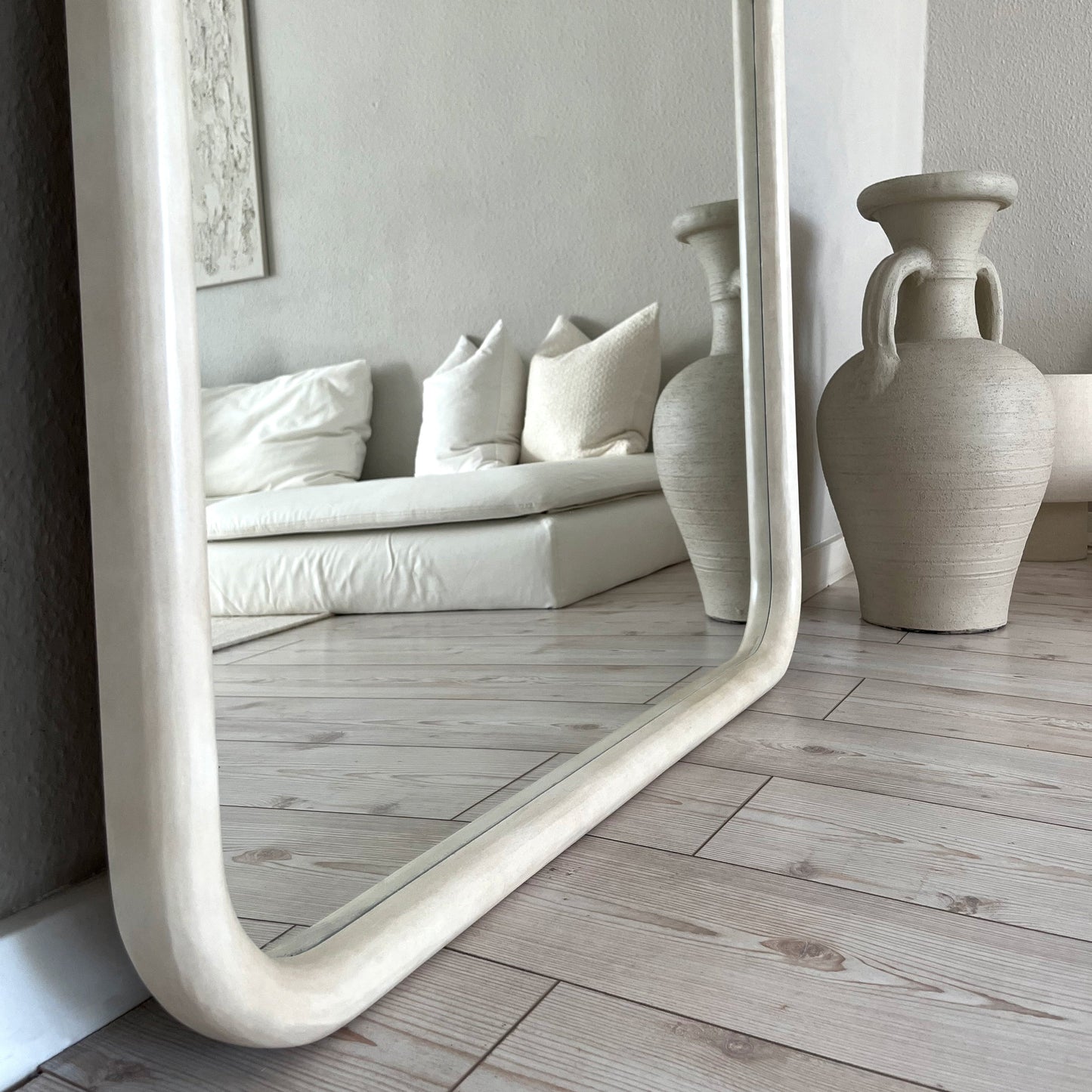 Espejo  Amora – Espejo de cuerpo entero curvado extra grande de hormigón (190 cm x 100 cm)