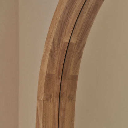 Espejo Lilia – Espejo de cuerpo entero con marco curvado de madera clara (170 cm x 80 cm)