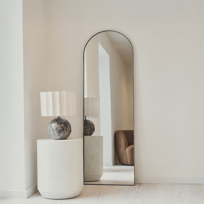 Espejo Theo - Gran espejo de metal negro curvado de cuerpo entero 160cm x 50cm