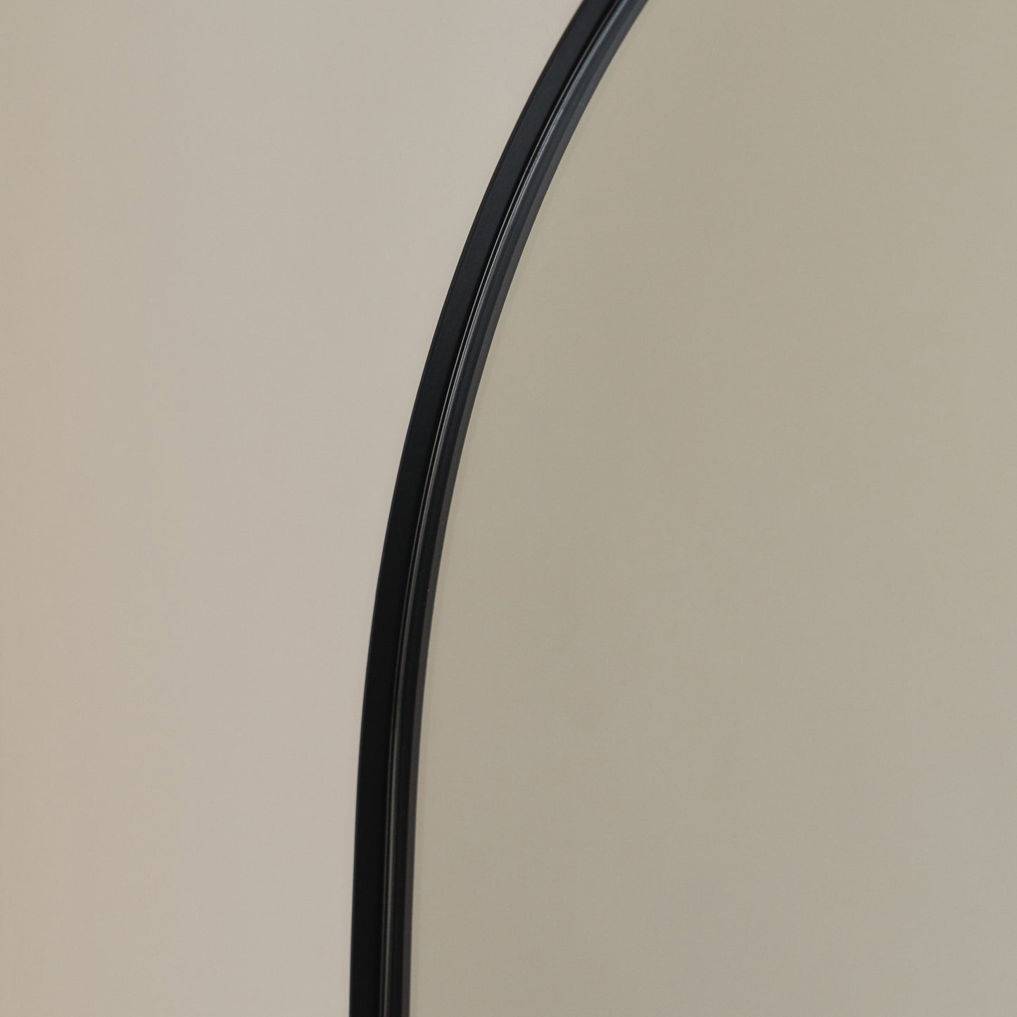 Espejo Theo - Gran espejo de metal negro curvado de cuerpo entero 160cm x 50cm