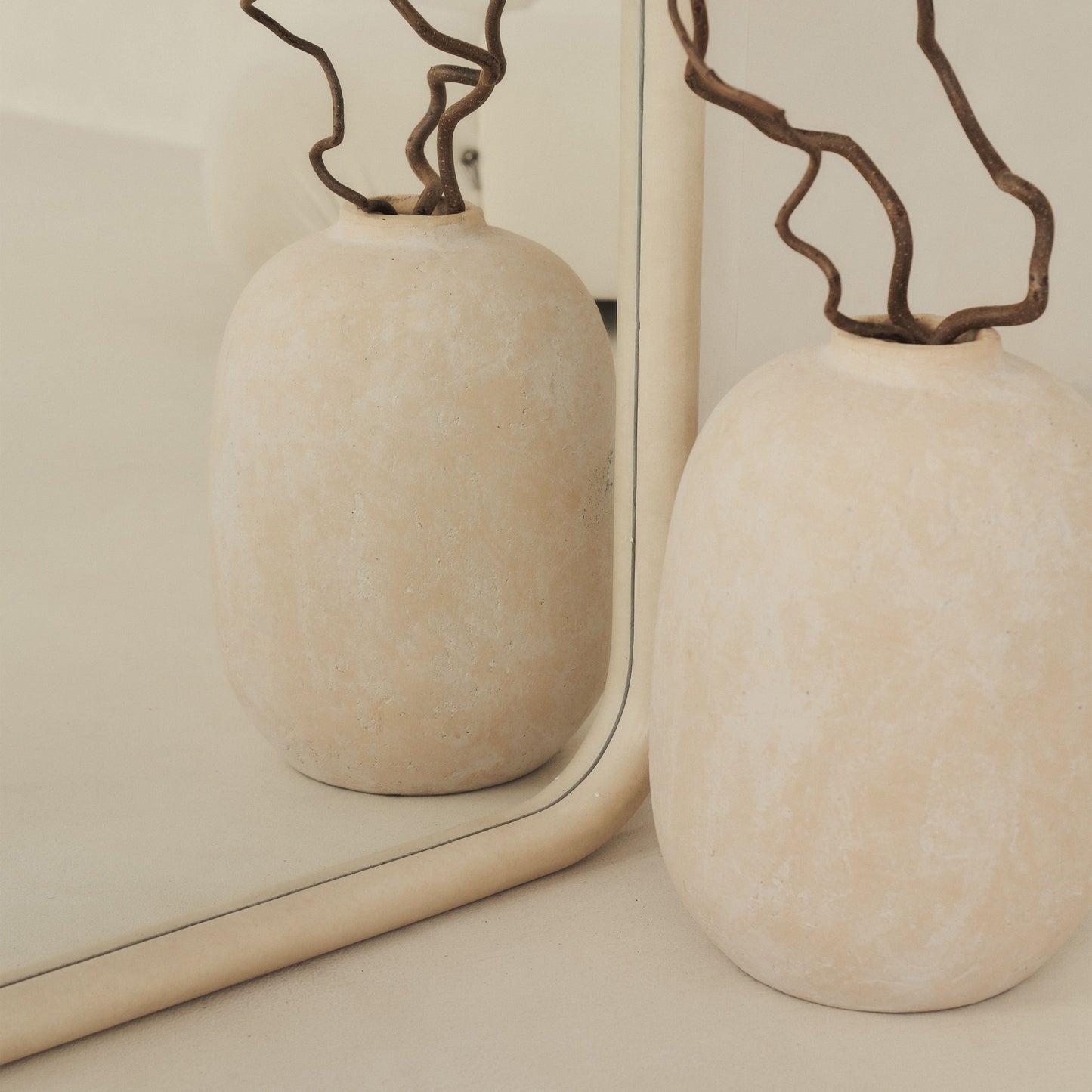 Espejo  Amora – Espejo de cuerpo entero curvado extra grande de hormigón (190 cm x 100 cm)
